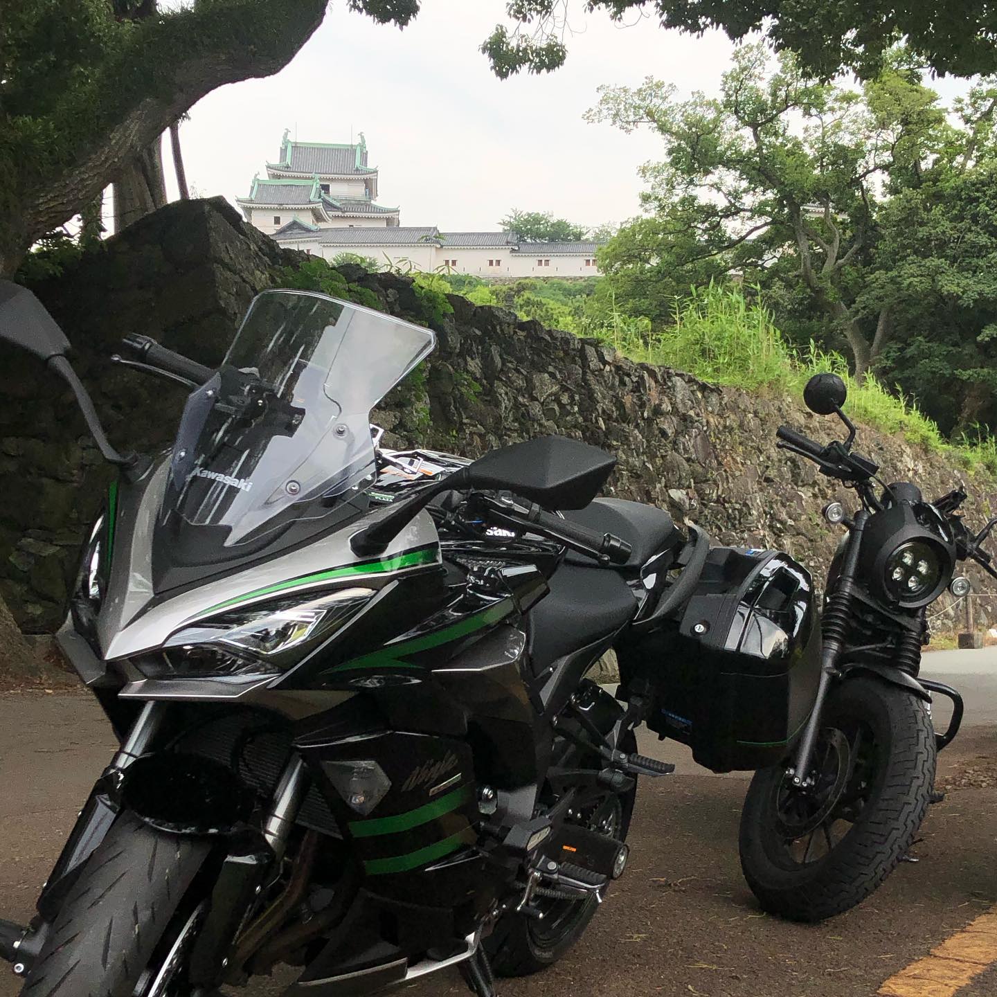 高野山から和歌山城まで移動しましたバイクの無料駐車場があるとネットで見たのですが分からなくて近くの人に教えてもらいました思ってたよりも自転車と原付が多くてninja1000sxが止めれなかったので写真だけささっと撮りました今度は嫁のレブルも一緒に撮影です#ninja1000sx #ninja1000 #レブル250 #和歌山城 #ツーリング